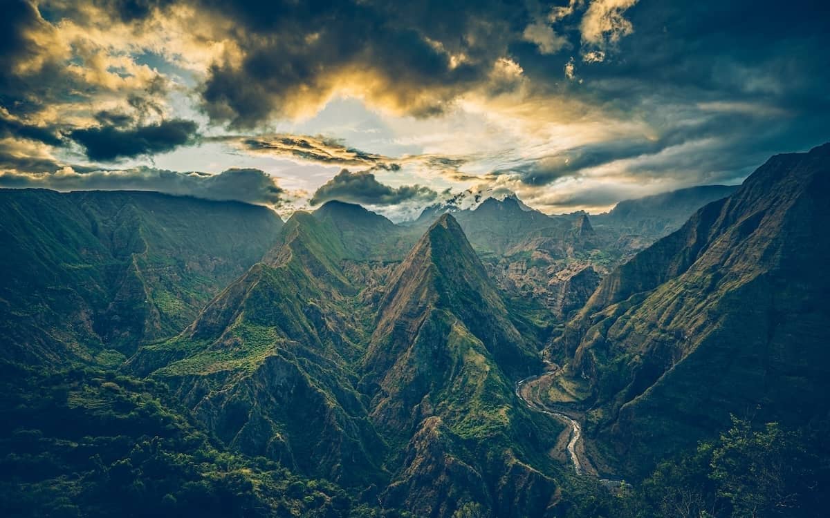 Paysage contrasté entre littoral et hauts à La Réunion